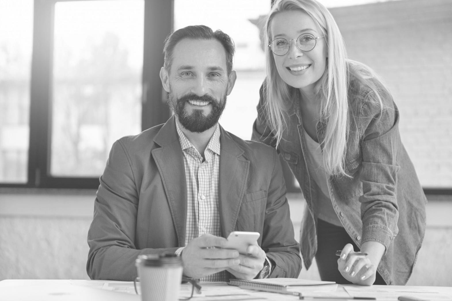 Profesionales en sesión de formación financiera empresarial